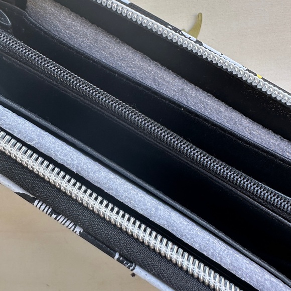 Snoopy Yellow Zip around Long Wallet - Picture 8 of 8